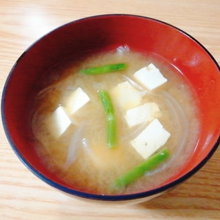 豆腐と玉ねぎといんげんの味噌汁